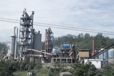 Çimento fabrikası bir ırmak, Sichuan Eyaleti, Çin