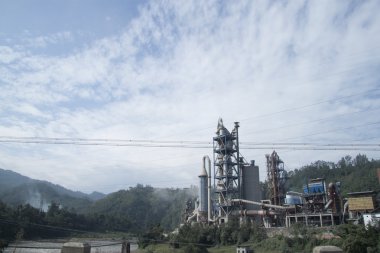 Çimento fabrikası bir ırmak, Sichuan Eyaleti, Çin