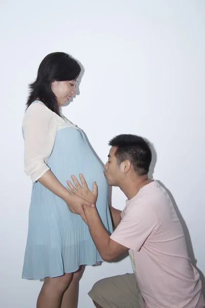 Feliz casal chinês esperando um bebê — Fotografia de Stock