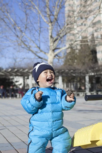 Şirin Çinli tahterevalli açık havada oynuyor bebeğim