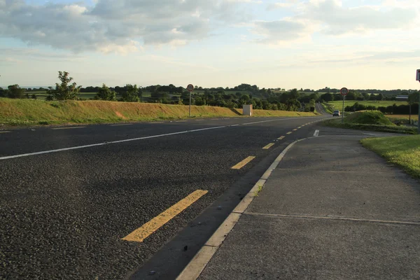 Schöne ländliche straße in irland — Stockfoto