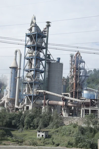 Çimento fabrikası bir ırmak, Sichuan Eyaleti, Çin