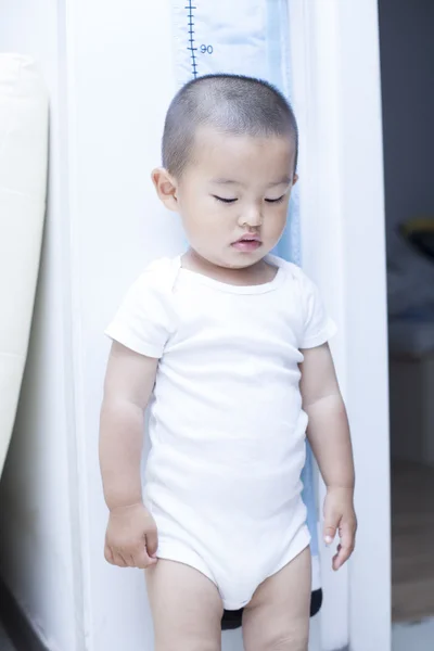 Şirin Çinli bebek çocuk kapalı onun yükseklik ölçme