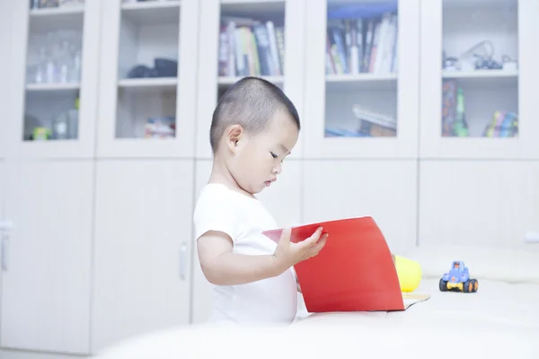 Şirin Çinli bebek çocuk kapalı bir kitap okuma