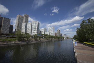 Patika ve Pekin, Çin için modern binalar nehirden