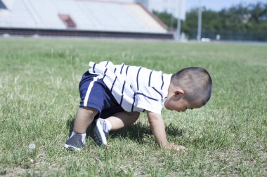 Şirin Çinli bebek çocuk bir stadyumda oynama