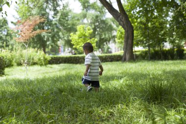 Çayırda oynayan sevimli Çinli bebek çocuk