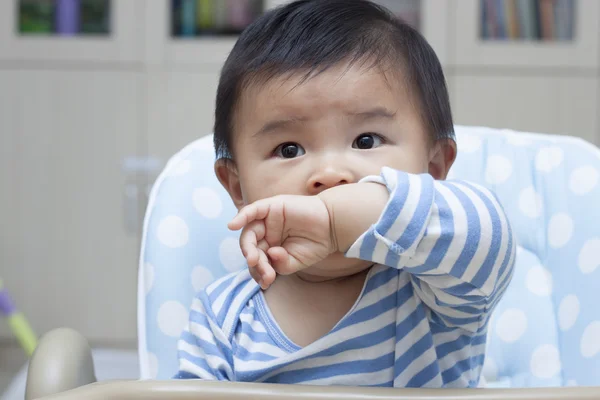 Bebek koltuğunda oturmak sevimli Çinli bebek çocuk