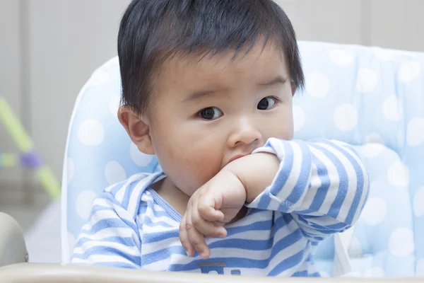Bebek koltuğunda oturmak sevimli Çinli bebek çocuk