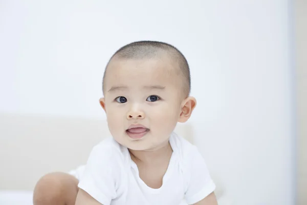 Chinese baby boy crouching in bed — Stock Photo, Image