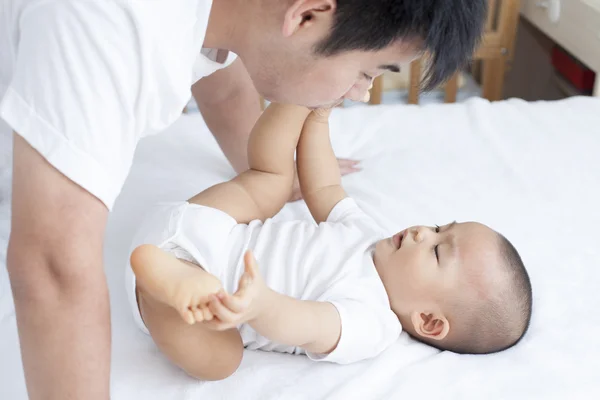 Çince baba ve oğul yatakta oynarken