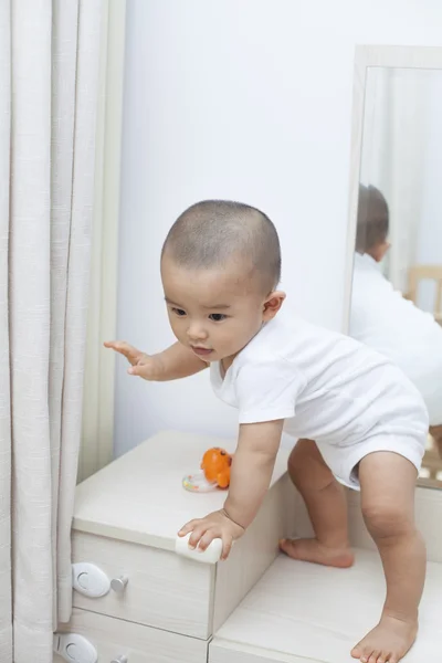 Chinees baby jongen spelen op een kaptafel — Stockfoto