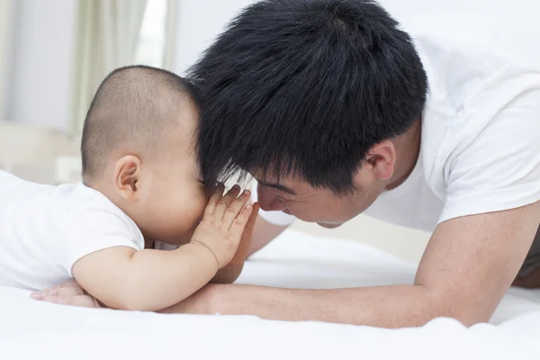 Chino padre e hijo jugando en la cama — Foto de Stock