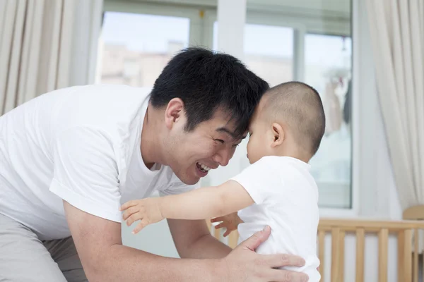 Tierno momento entre el verdadero padre chino y el hijo — Foto de Stock