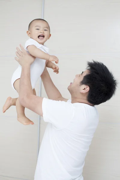 Momento de ternura entre pai e filho chineses reais — Fotografia de Stock