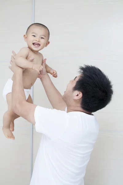 Momento de ternura entre pai e filho chineses reais — Fotografia de Stock