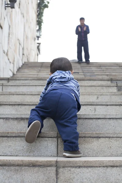 Merdiven, onun fath tarafından teşvik üzerinde sürünerek şirin Çinli bebek çocuk