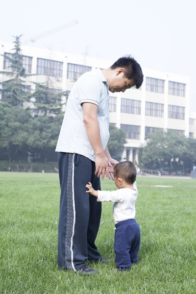 Zarter Moment zwischen chinesischem Vater und Sohn — Stockfoto