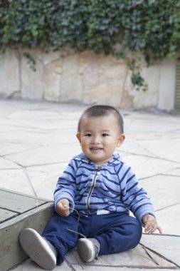 Açık havada oynayan sevimli Çinli bebek çocuk