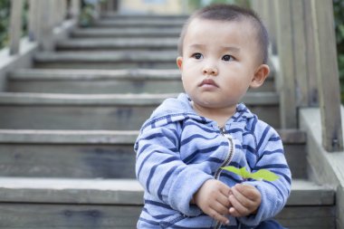 Açık havada oynayan sevimli Çinli bebek çocuk