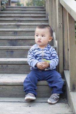 Açık havada oynayan sevimli Çinli bebek çocuk