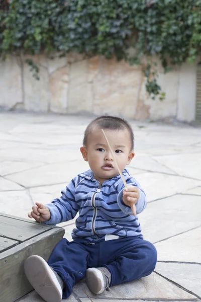 Aranyos kínai baby boy játék a szabadban — Stock Fotó