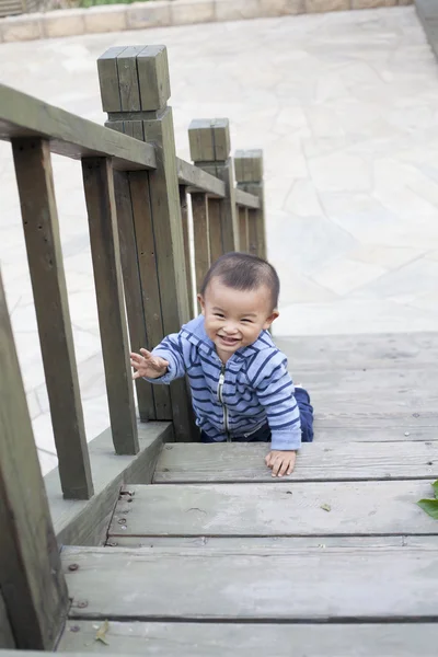 Lindo chino bebé chico arrastrándose en escaleras — Foto de Stock