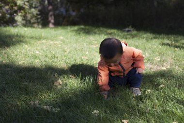 Çim bir çeşme darbe delik eğitim şirin Çinli bebek çocuk