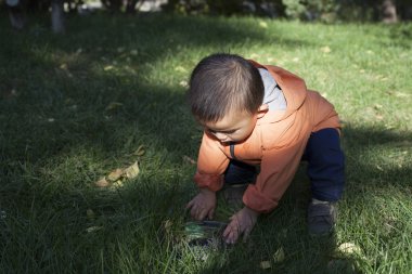 Çim bir çeşme darbe delik eğitim şirin Çinli bebek çocuk