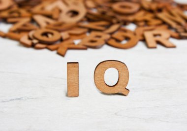 Word ahşap harflerle yapılan IQ (zeka bölümü)