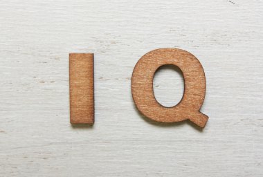 Word ahşap harflerle yapılan IQ (zeka bölümü)