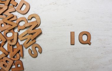 Word ahşap harflerle yapılan IQ (zeka bölümü)