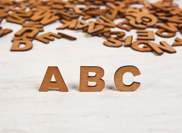 ABC trä bokstäver på vit bakgrund trä — Stockfoto