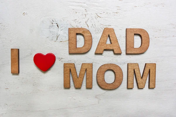 Я люблю папу, маму с деревянными буквами — стоковое фото