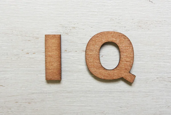 Word ahşap harflerle yapılan IQ (zeka bölümü)