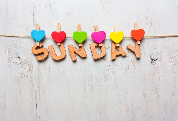 白い木製の背景に木製の文字から日曜日の単語 — ストック写真