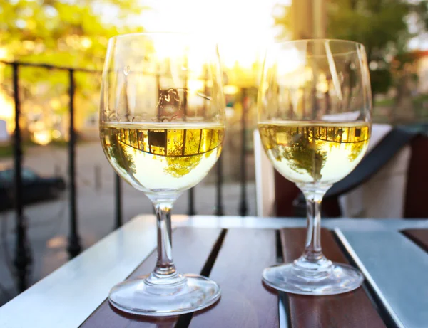 iki bardak şarap günbatımında güneş parlama ile