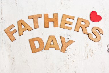 Babalar günü eski bir beyaz zemin üzerine tahta harflerle