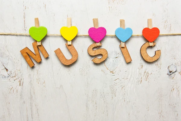 Beyaz bir arka planda eski ahşap harflerin kelime müzik yapılır