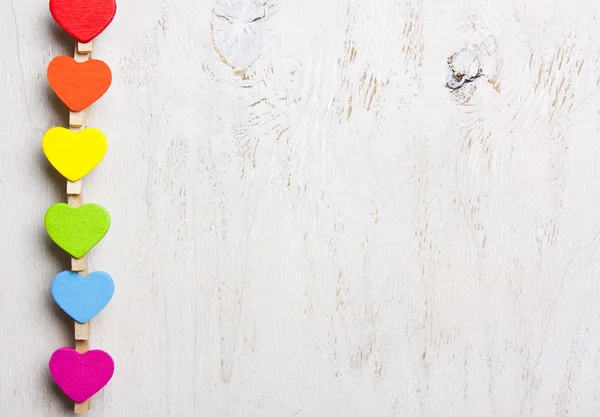 白い木製の背景の色の心の虹 — ストック写真