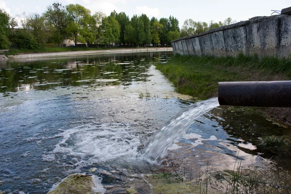 Kanalizasyon kanalizasyon kirleten bir göl, nehir