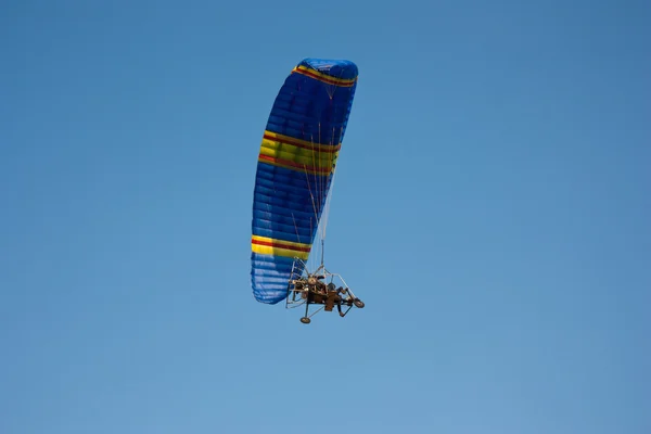 Paraglider with a motor in  sky — Stock Photo, Image