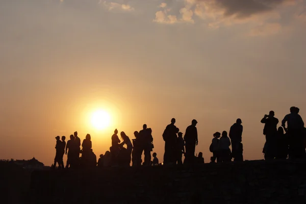 Σιλουέτα των ανθρώπων σε φόντο ηλιοβασίλεμα — Φωτογραφία Αρχείου