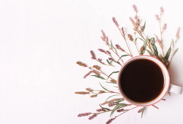 Kahve ile pembe çiçekler, üstten görünüm