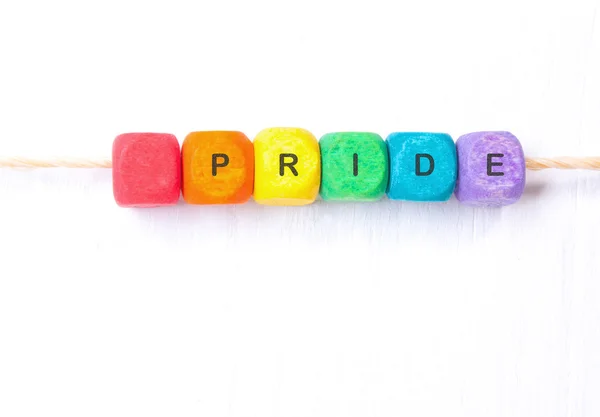 在多维数据集上单词"骄傲"彩虹的颜色. — 图库照片
