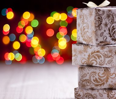 Bulanık ışıklar zemin üzerine altın hediye