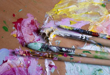 boya ve ahşap palet üzerinde fırçalar