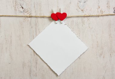 iki kırmızı kalpler clothespins ile ekli Not