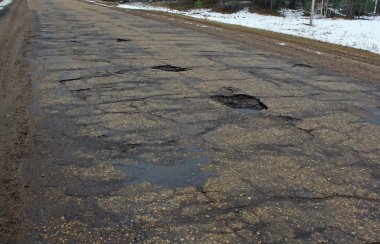 çukurların içinde asfalt