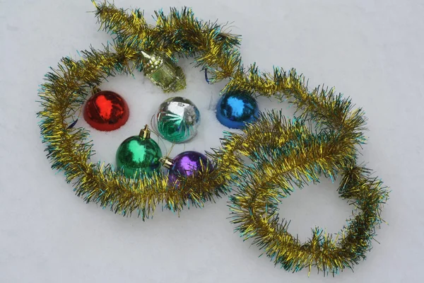 Decoraciones de Navidad en la nieve — Foto de Stock